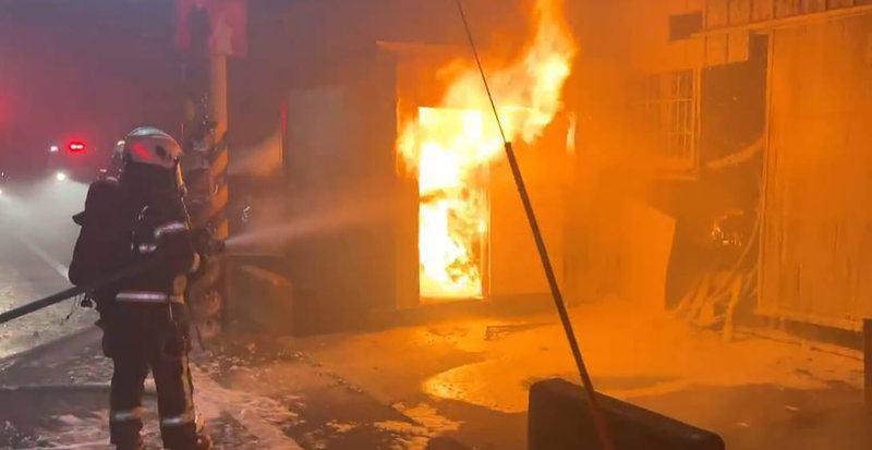 彰化縣鹿港鎮1間塑膠工廠14日清晨5時許火警，彰化縣消防局出動14輛車、28名人員馳援，約半小時控制火勢，無人受困，起火原因待調查。（消防提供）中央社記者鄭維真傳真 114年11月14日