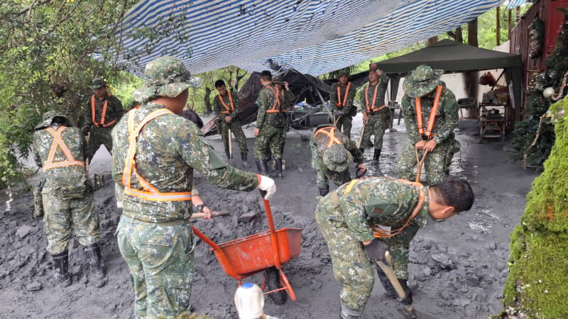花蓮馬太鞍溪水夾雜泥石湧入萬榮鄉及鳳林鎮，國軍第二作戰區整合轄內救災兵力與機具，持續投入各項災後復原工作。圖為國軍協助鳳林鎮受災住戶家戶清淤。（鳳林鎮公所提供）中央社記者張祈傳真　114年11月14日