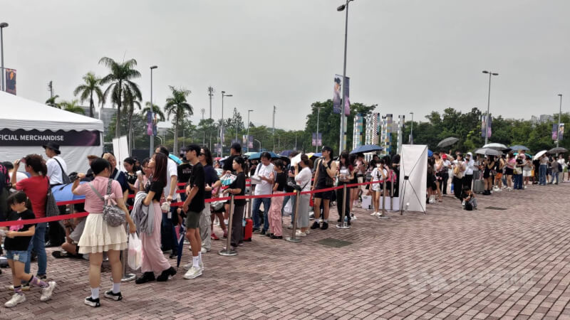圖為10月19日韓國女團BLACKPINK在高雄國家體育場開唱，吸引大批粉絲排隊搶購周邊商品。（中央社檔案照片）