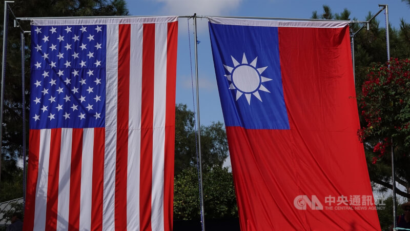 圖為中華民國國旗與美國國旗。（中央社檔案照片）