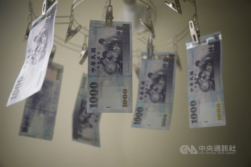 經濟學人撰文論述指台灣榮景的潛藏風險，一大因素是央行長期壓低新台幣匯率衍生諸多問題。圖為新台幣紙鈔。（中央社檔案照片）