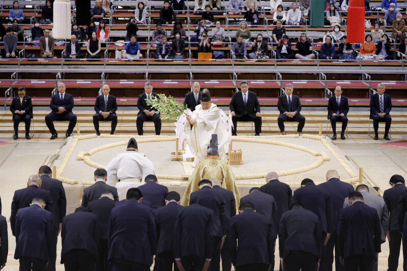 外界關注首相高市早苗是否會在九州大相撲比賽結束踏上土俵頒發獎盃。圖為福岡國際中心8日舉行儀式為比賽祈求順利。（共同社）