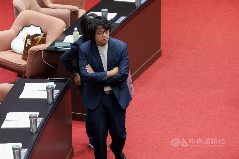 民進黨立委沈伯洋（前）近日遭中共立案調查並展開全球抓捕，民進黨立法院黨團14日提案，建請立法院會作成決議，譴責中共跨境鎮壓惡行，無權對台灣人民實施任何懲戒。中央社記者翁睿坤攝 114年11月14日