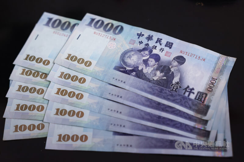 普發現金新台幣1萬元上路，可採ATM、郵局領現等方式領取。（中央社檔案照片）