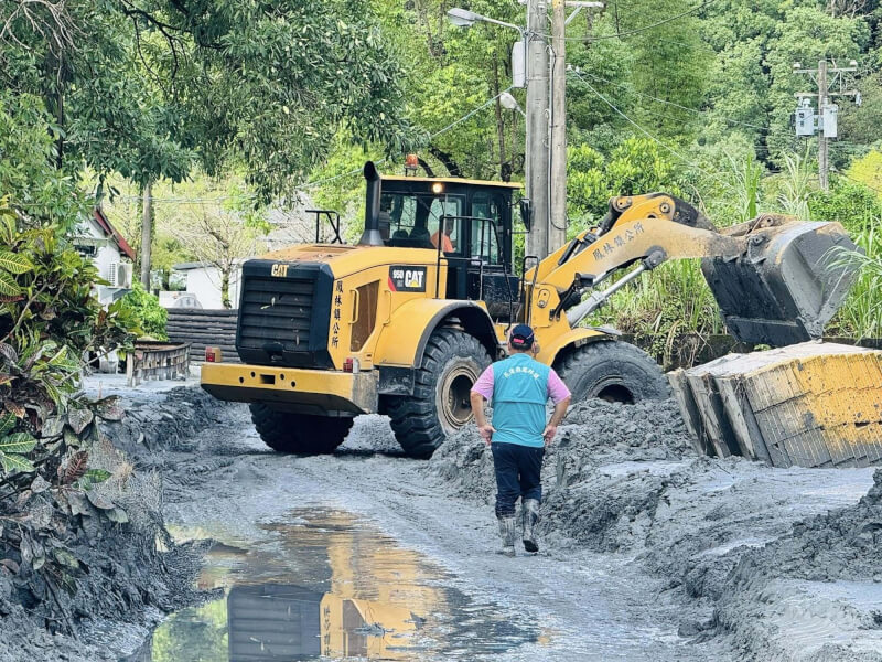 馬太鞍溪暴漲，泥石湧入花蓮萬榮鄉及鳳林鎮，水流已阻斷，公所14日派出大型機具投入道路清淤。（鳳林鎮公所提供）中央社記者張祈傳真 114年11月14日