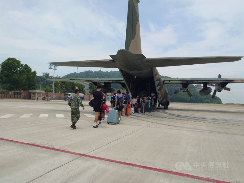 颱風丹娜絲7月時來襲，造成部分旅客滯留馬祖，連江縣政府向國防部申請南竿往松山軍機疏運。（中央社檔案照片）