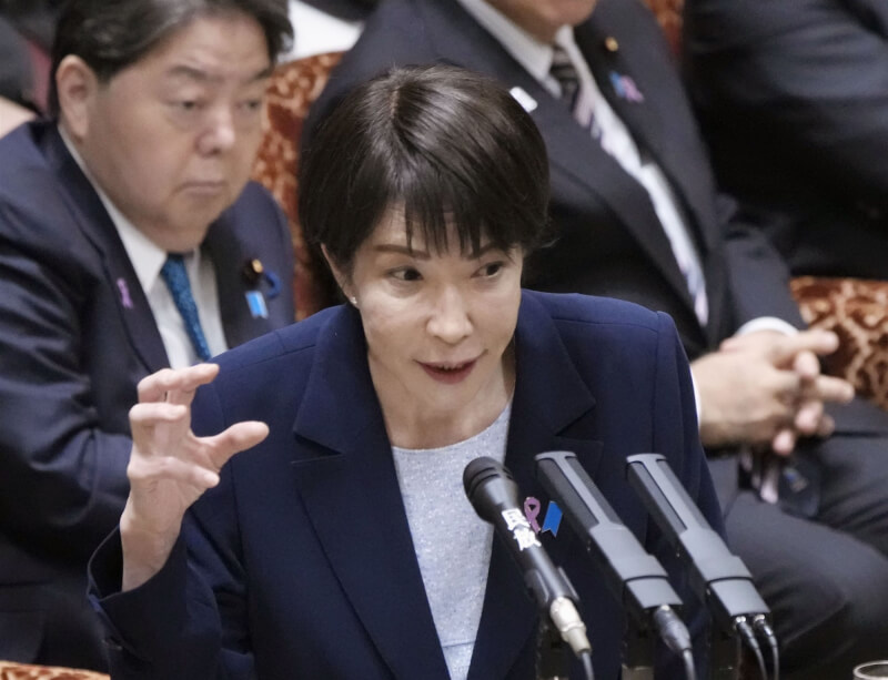 日本首相高市早苗（前）14日上午在參議院預算委員會回答提問。（共同社）