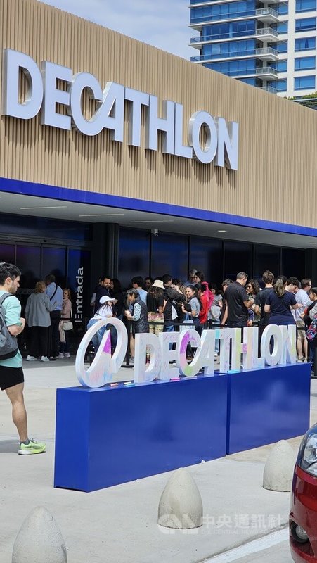 從天未亮就開始排隊的民眾，8日頂著正午烈日等待法國運動用品專賣店開幕入場。對阿根廷人而言，這不只是購物，而是歷經20多年政治與經濟起伏後，外商品牌終於重返當地。中央社記者黃韻如布宜諾斯艾利斯攝　114年11月14日