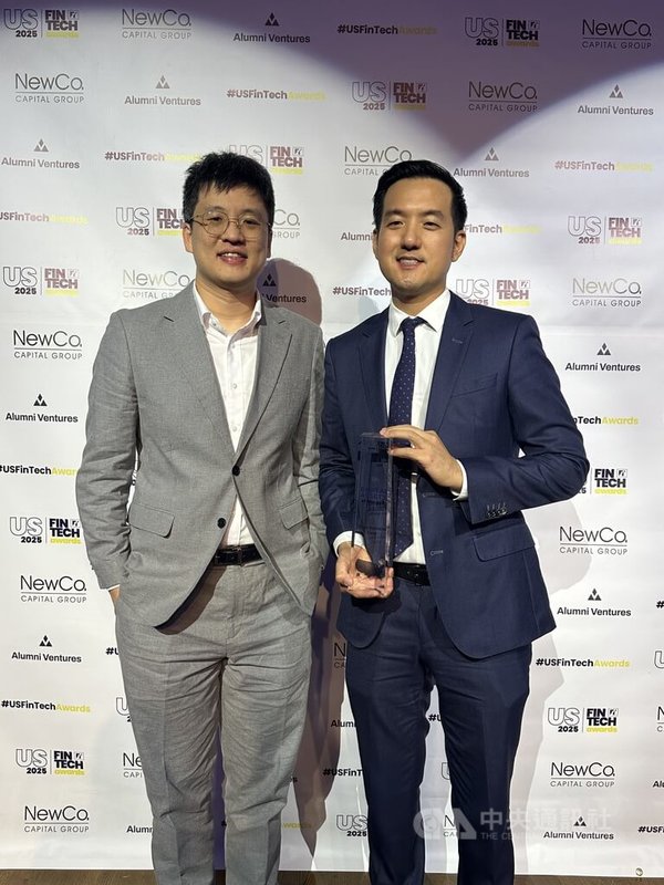 度雷克資本董事總經理傅冠龍與財務長蔡承哲領取領取「數位資產獎」後合影。中央社記者廖漢原紐約攝 114年11月14日