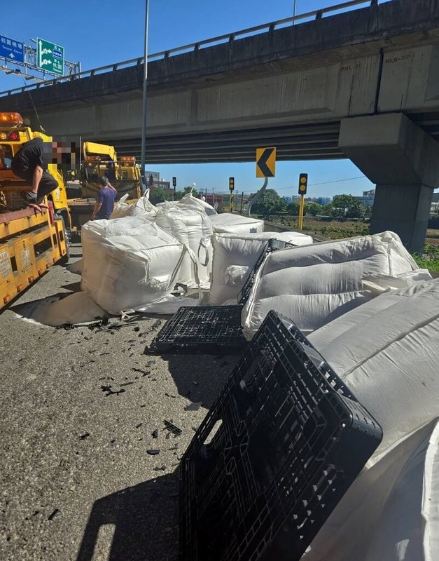 近期國道發生多起因貨物未綑紮牢固導致掉落事件，交通部高速公路局14日表示，駕駛在車輛裝載貨物時，應嚴密覆蓋、綑紮牢固，以防行駛途中貨物鬆脫、掉落。（交通部高速公路局提供）中央社記者黃巧雯傳真　114年11月14日