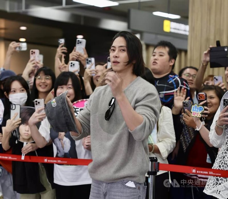 日本高人氣男星山下智久（前）14日搭機來台，將在台舉辦見面會，台北松山機場聚集大批熱情粉絲，見到山下智久現身紛紛拿出手機搶拍偶像風采。中央社記者王飛華攝　114年11月14日