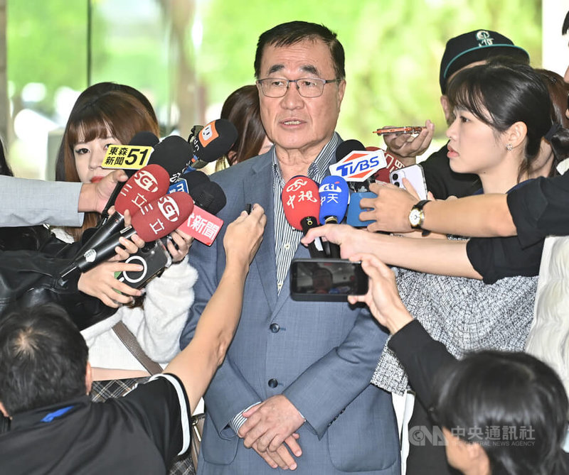 北市府與新壽就北士科T17、T18地上權解約案經議會備查通過,台北市副市長李四川(中)14日赴台北市議會備詢前被媒體堵訪表示,雙方在13日下午已就協議書及程序大多協調好,21日前一定會完成解約。中央社記者張新偉攝 114年11月14日