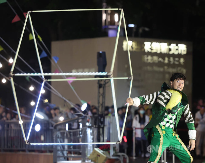 新北歡樂耶誕城正式開幕，14日晚間「奇幻馬戲大秀」精彩登場。中央社記者趙世勳攝　114年11月14日
