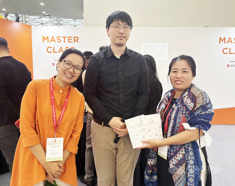 「探索烏龍茶香味」一書作者慈瑩(左)和金貴(右)認真聆聽蔡宇傑(中)分享台灣茶。兩人為台灣烏龍茶粉絲,並表示據所知,幾乎所有的越南烏龍茶農都向台灣人學技術。中央社記者曾婷瑄河內攝 114年11月14日