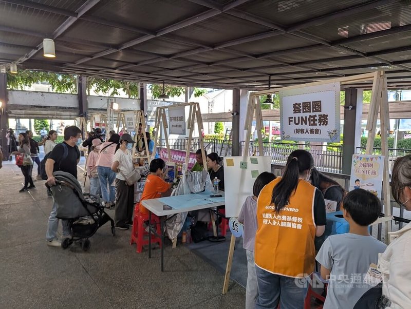 響應11月20日國際兒童人權日，台中市政府15日舉辦青少年成果展，邀請社福單位擺攤歡迎大小朋友走訪，也盼藉由活動呼籲大眾一同守護兒少權益。中央社記者蘇木春攝　114年11月15日