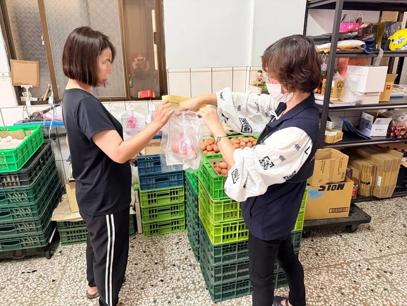 彰化文雅畜牧場雞蛋芬普尼超標，台中市政府表示，10日食安處派員稽查時，發現梧棲區龍忠蛋品行9日曾向案發牧場進貨籃蛋，數量為200籃（約4000台斤），雖下架部分蛋品，但有3240台斤已流入市面全數用罄。（台中市府提供）中央社記者蘇木春傳真　114年11月15日