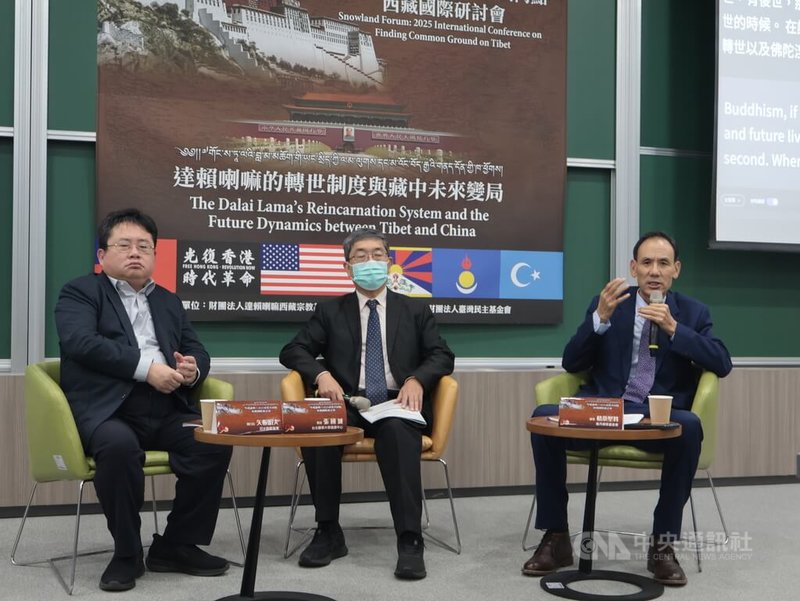 「雪域論壇：2025尋找共同點」西藏國際研討會－達賴喇嘛的轉世制度與藏中未來變局15日上午在政治大學公企中心揭幕。達賴喇嘛西藏宗教基金會董事長格桑堅參（右）、印太戰略智庫執行長矢板明夫（左）擔任主講人；台北醫學大學通識教育中心教授張國城擔任主持人（中）。中央社記者李雅雯攝 114年11月15日