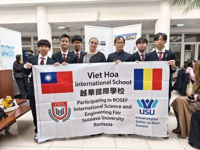 越華國際學校11月初也在羅馬尼亞國際科學競賽中拿下羅馬尼亞科學與科技博覽會一等獎,並罕見獲得羅馬尼亞官方推薦,下次國際比賽中無需經過複賽。(謝明輝提供)中央社記者曾婷瑄河內傳真 114年11月15日