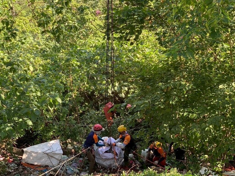 台東縣政府和林保署台東分署15日首次舉辦淨山活動，邀請專業垂降人員協助，清運出被丟棄在山區的床墊垃圾等200包編織袋垃圾。（台東縣政府提供）中央社記者盧太城台東傳真 114年11月15日