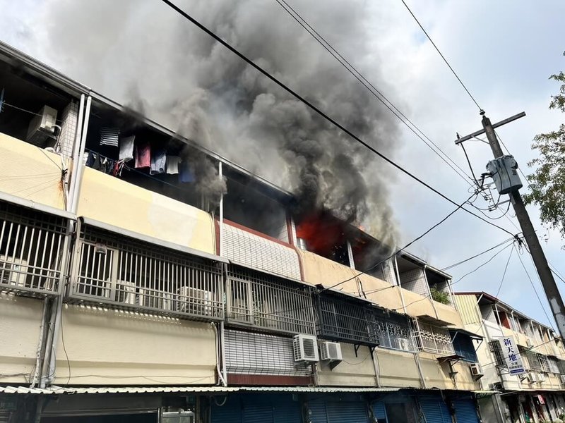 台南市歸仁區民宅15日下午發生火警，並延燒5間鄰近房舍，火勢已撲滅，暫無人傷亡。（台南市消防局提供）中央社記者張榮祥傳真　114年11月15日