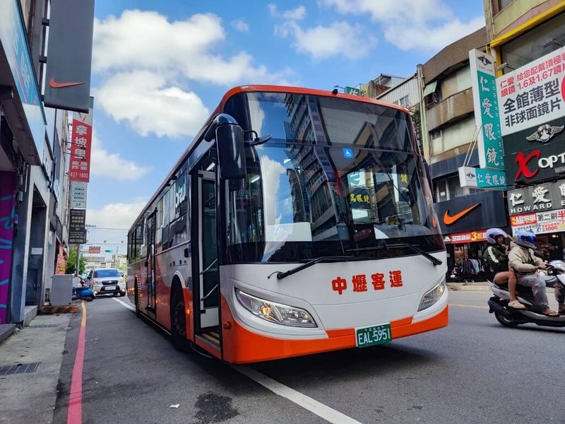 桃園市政府交通局推動市區公車全天候開啟頭燈行駛，另將落實轉彎時「指差確認」動作，並納入市區公車評鑑。（交通局提供）中央社記者葉臻傳真　114年11月15日