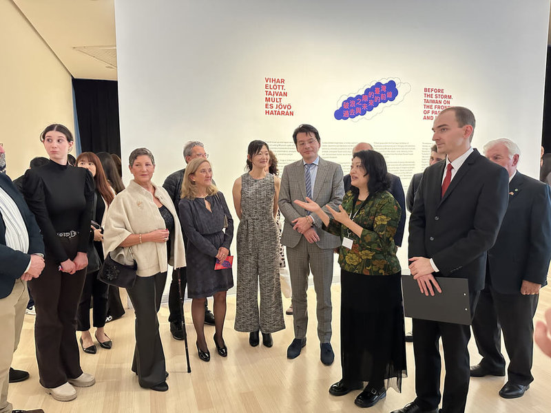 特展「破浪之際的台灣:過去與未來的前線」,是匈牙利布達佩斯路德維希當代藝術館第2次舉辦的台灣藝術展,開幕式於當地時間14日晚間舉行,共同策展人胡永芬(前右2)現場導覽。(台北當代藝術館提供)中央社記者王寶兒傳真 114年11月15日