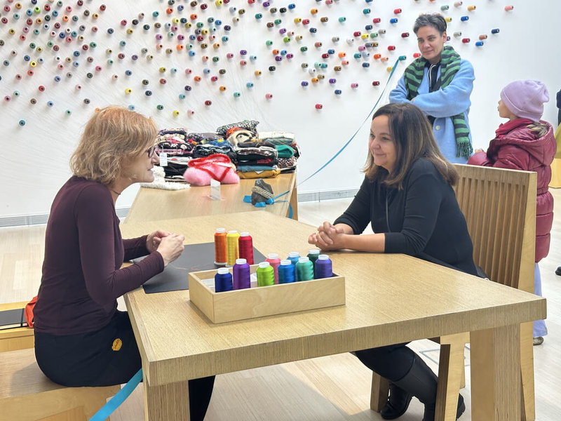 特展「破浪之際的台灣：過去與未來的前線」集結20組台灣藝術作品，前進匈牙利首都布達佩斯路德維希當代藝術館展出，其中包含藝術家李明維作品「補裳計畫」，吸引當地觀眾參與互動。（台北當代藝術館提供）中央社記者王寶兒傳真　114年11月15日