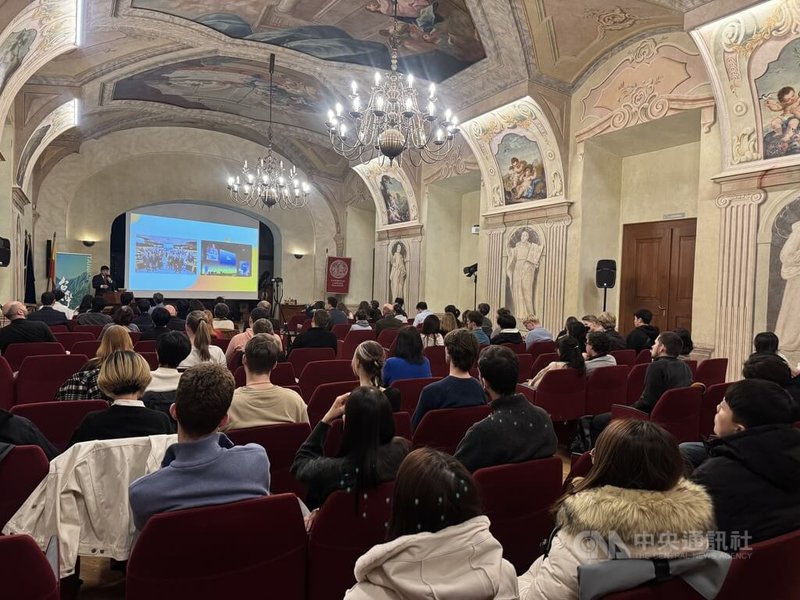 由「台灣-捷克大學聯盟計畫海外華語中心」主辦，駐捷克代表陳立國13日前往查理大學發表演講，分享台灣的民主、經濟繁榮與戰略價值，吸引近百位學生來參加。中央社記者劉郁葶布拉格攝  114年11月15日