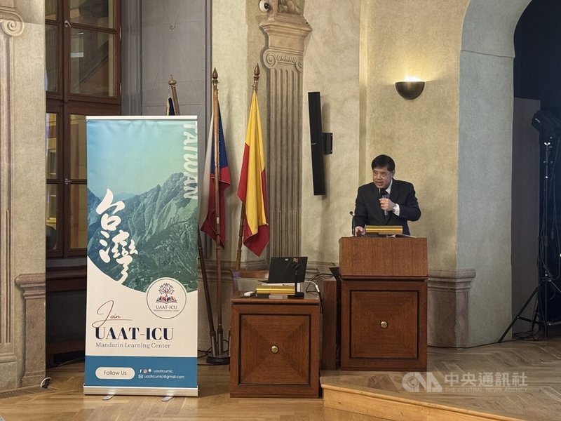 駐捷克代表陳立國13日在捷克最高學府查理大學發表演講，提到捷克是他夢想的派駐地，捷克民眾的價值與台灣相近，雙方可在共同理念下強化夥伴關係。中央社記者劉郁葶布拉格攝  114年11月15日