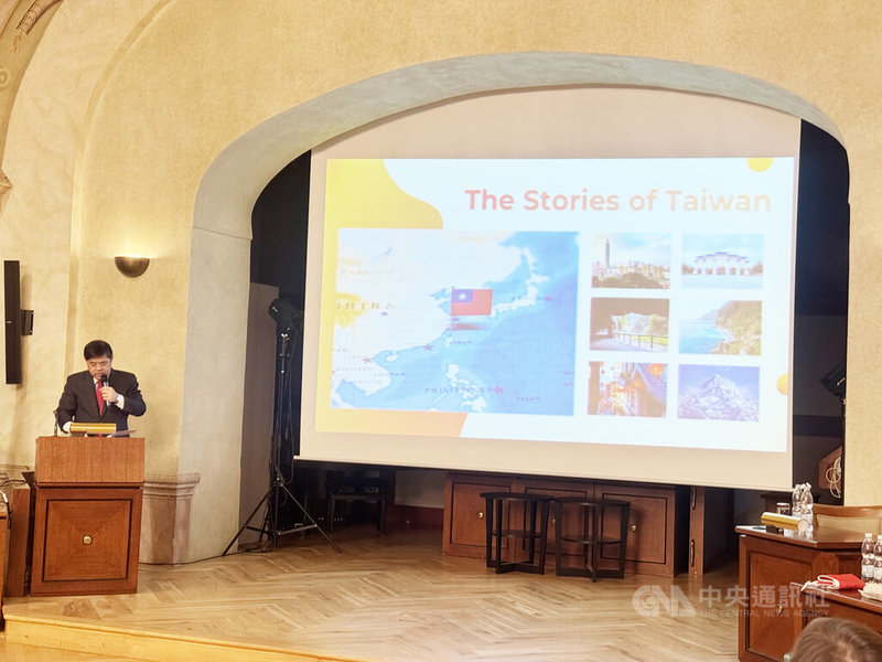 駐捷克代表陳立國13日在捷克最高學府查理大學發表演講，強調台灣不僅是亞洲的民主典範，也是維護全球供應鏈與自由秩序的核心樞紐，呼籲國際社會持續支持台灣，攜手守護自由與和平。中央社記者劉郁葶布拉格攝  114年11月15日