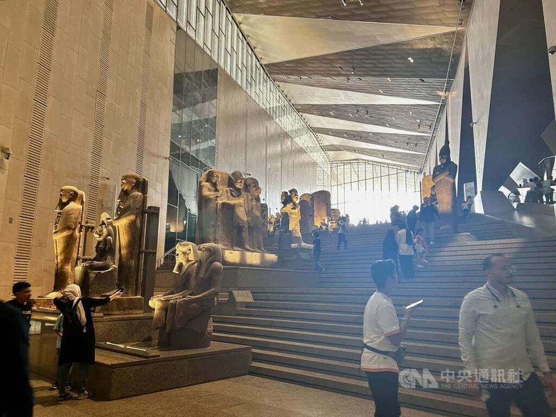 彭士佛將博物館設計成一座展開的扇形三角體,讓參觀者從大殿廳內的大階梯區步行到頂端後,可站在全景落地窗前眺望三座壯麗的金字塔,再左轉正式進入主展廳。中央社記者施婉清開羅攝 114年11月15日
