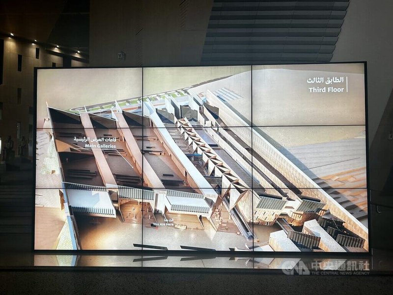 大埃及博物館平面圖顯示,展覽文物的12分區主展廳位於3樓,但實際上是嵌入地形,與自然地面相連的建築基底層。中央社記者施婉清開羅攝 114年11月15日