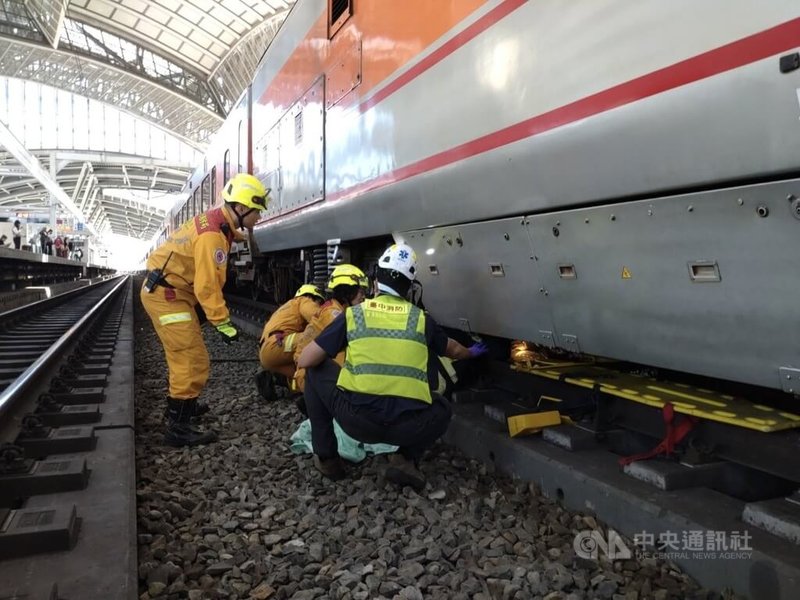 台鐵台中站15日上午發生落軌事故且有人受困列車下，消防局獲報到場救援，經警消救出1名婦人有肢體外傷、意識清楚送醫。（翻攝照片）中央社記者蘇木春傳真　114年11月15日
