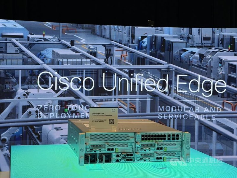 網路通訊巨擘思科(Cisco)在Cisco Live亞太區年度大會上,展示統一邊緣平台技術,把運算、網路及儲存整合至單一系統,讓企業能在資料生成的邊緣設備上更簡單導入人工智慧(AI)應用。中央社記者吳家豪攝 114年11月15日