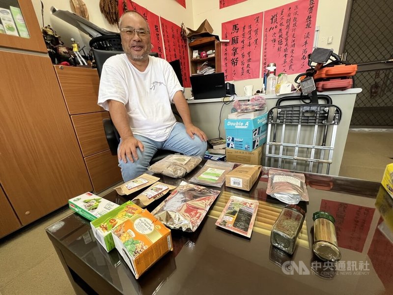 衛生福利部食品藥物管理署10月30日通知各縣市衛生局，乾燥荖葉可合法使用，台東大學老師張育銓花了10年時間翻轉了荖葉負面印象，也創造了商機，桌面上是他到國外蒐集的荖葉相關產品。中央社記者盧太城台東攝 114年11月15日