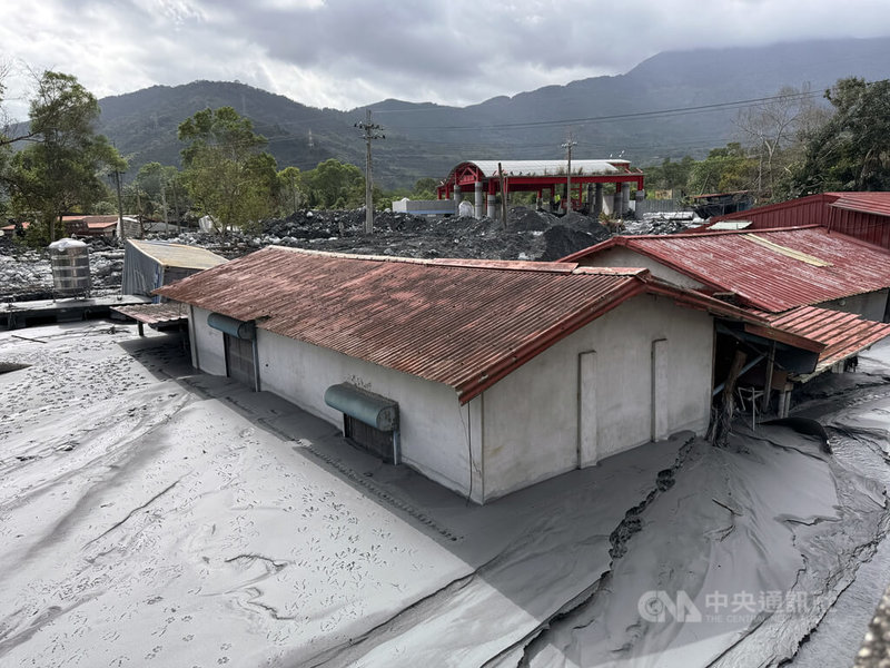 颱風鳳凰外圍環流及馬太鞍新生成3號堰塞湖溢流,造成馬太鞍溪水2度溢淹花蓮縣萬榮鄉明利村,淤泥堆積將近1層樓高,尚待清理。中央社記者張祈攝 114年11月15日