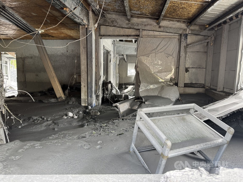 花蓮新形成的馬太鞍溪3號堰塞湖日前發生溢流,漫淹萬榮鄉明利村,3、4鄰住戶受損嚴重,地面滿是淤泥。中央社記者張祈攝 114年11月15日