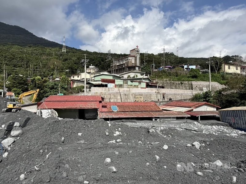 花蓮馬太鞍溪3號堰塞湖日前發生溢流,溪水漫進萬榮鄉明利村,有受災住家幾乎被淤泥掩埋。中央社記者張祈攝 114年11月15日