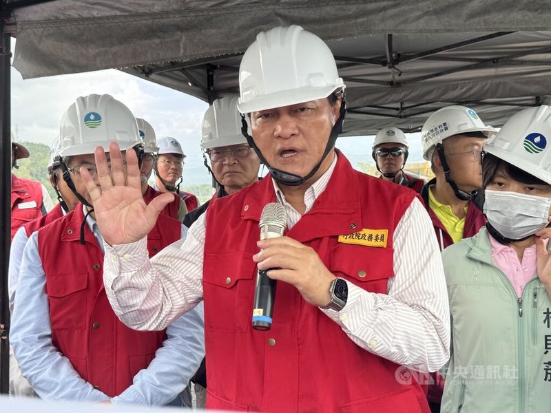 行政院政務委員季連成（中）15日赴花蓮鳳林鎮、萬榮鄉視察災情，宣布新增受災戶將納入光復補助方案，馬太鞍溪左岸將興建600公尺長大堤防及3公里導水道，要求涵管便道10天內恢復通車。中央社記者張祈攝 114年11月15日