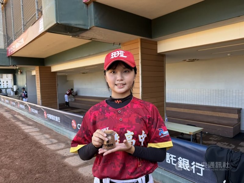 黑豹旗青棒賽桃園武陵高中15日與青棒強權穀保家商交手，武陵最後一任投手楊芷寓（前）說，本來就知道登板時間點，但上場還是很緊張，很開心可以抓到1個出局數，她也以成為棒球紀錄員為目標。中央社記者謝靜雯攝　114年11月15日