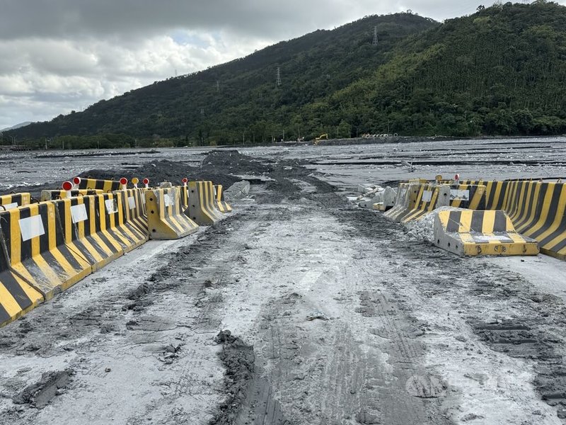 花蓮馬太鞍溪橋涵管便道因溪水暴漲、新堰塞湖溢流,幾乎遭淤泥淹沒,仍待大水退去後才能全段修復,交通部公路局目標10至12天恢復通車。中央社記者張祈攝 114年11月15日