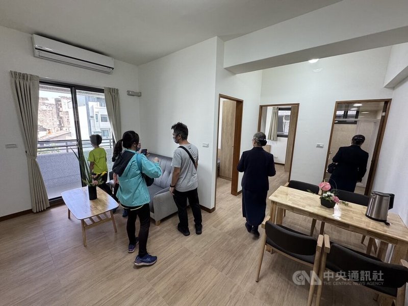 慈濟基金會援建0403地震中繼宅「大愛福利社區大樓」位於花蓮市主商段,為地上5層的RC構造,有套房、雙房房型,15日落成揭牌並開放災民看屋、選屋,預計12月入住。中央社記者張祈攝 114年11月15日