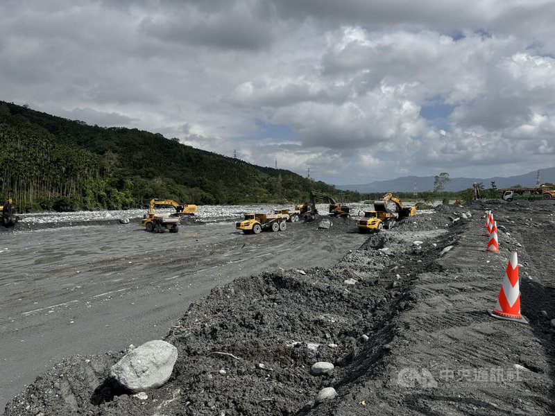 花蓮馬太鞍新生成3號堰塞湖發生溢流,鳳林鎮、萬榮鄉受災,水利署在馬太鞍溪左岸進水點施作5公尺高臨時土堤,也正在河道中間施作3公里長導水道,預計15日可開挖至2公里。中央社記者張祈攝 114年11月15日