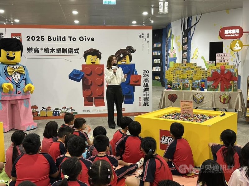 2025高雄城市書展15日盛大登場,並策劃7大主題特展,以閱讀作為城市對話的橋梁,知名品牌台灣樂高也響應書展,捐贈千組樂高積木鼓勵孩子創作。中央社記者林巧璉攝 114年11月15日