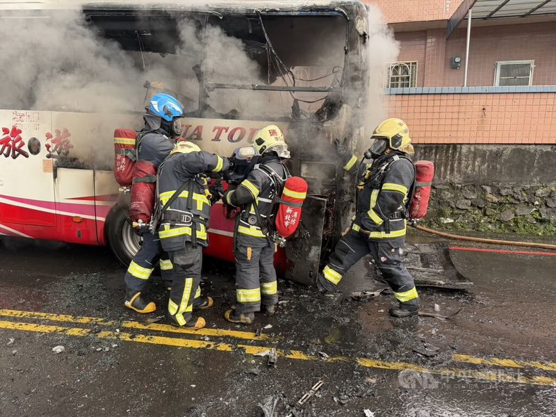 一輛遊覽車15日下午在新北市瑞芳區汽車路不明原因起火,起火點位於遊覽車尾部,消防到場搶救,濃濃黑煙不斷竄出。(翻攝畫面)中央社記者黃旭昇新北市傳真 114年11月15日