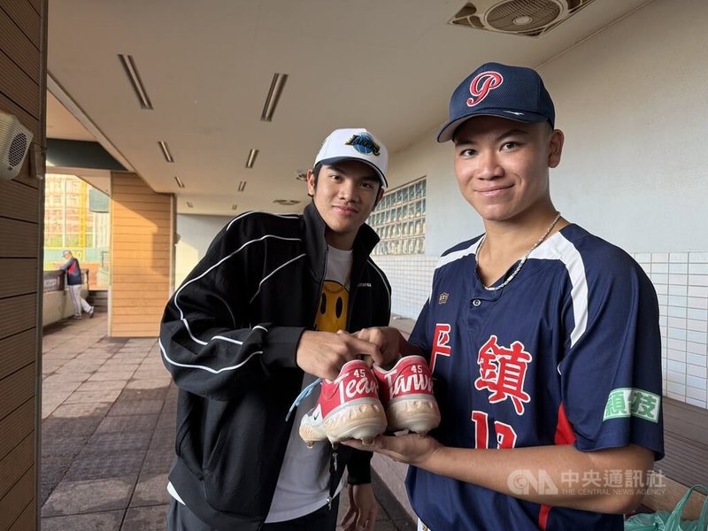 2025年第13屆黑豹旗全國高中棒球大賽持續展開，平鎮高中先發投手吳丞顥（右）15日穿著旅美學長林維恩（左）送的釘鞋上場，投5局無失分，率隊以8比0擊敗秀峰高中、晉級16強。中央社記者謝靜雯攝　114年11月15日