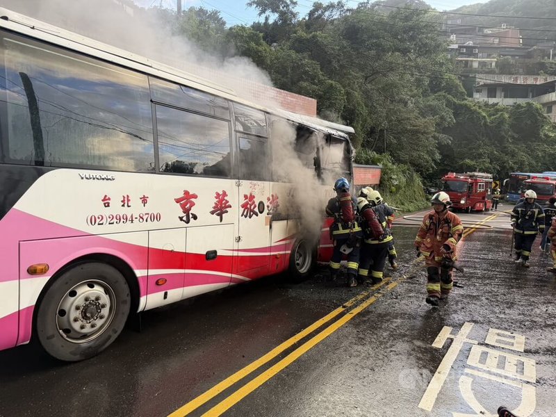 新北市政府消防局15日下午獲報,指瑞芳區汽車路發生遊覽車火警案,隨即出動人車馳援,幸當時遊客都下車前往九份老街遊玩,無人受傷。(翻攝畫面)中央社記者黃旭昇新北市傳真 114年11月15日