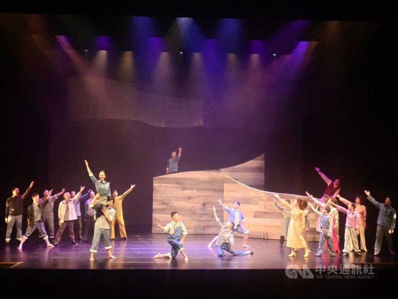 連江縣政府製作系列閩東語音樂劇「馬祖心情記事」第7部「拍楸」15日於南竿鄉梅石藝文中心首演，描繪馬祖漁民與海為伴的生活節奏，更刻畫在時代變遷中，青年面對愛情、家業與夢想的抉擇。中央社記者潘欣彤攝　114年11月15日