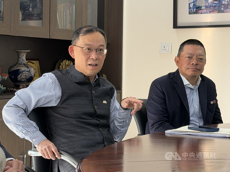 台灣學者到印度瓦拉納西(Varanasi)參加第3屆台灣-印度人文與社會科學雙邊工作會議後,赴新德里拜會駐印度代表陳牧民(左)。中央社記者李晉緯新德里攝 114年11月15日