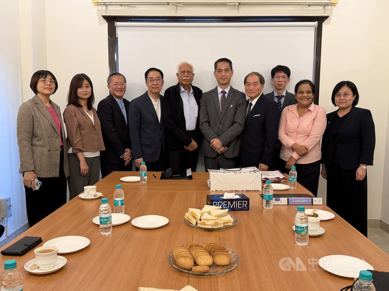 台灣智庫「台灣南亞研究協會」與印度智庫「中國分析及策略中心」於駐印度代表處科技組組長楊龍杰(左4)、秘書張雅惠(左1)及多名台灣學者見證下,在新德里簽署合作備忘錄。中央社記者李晉緯新德里攝 114年11月15日